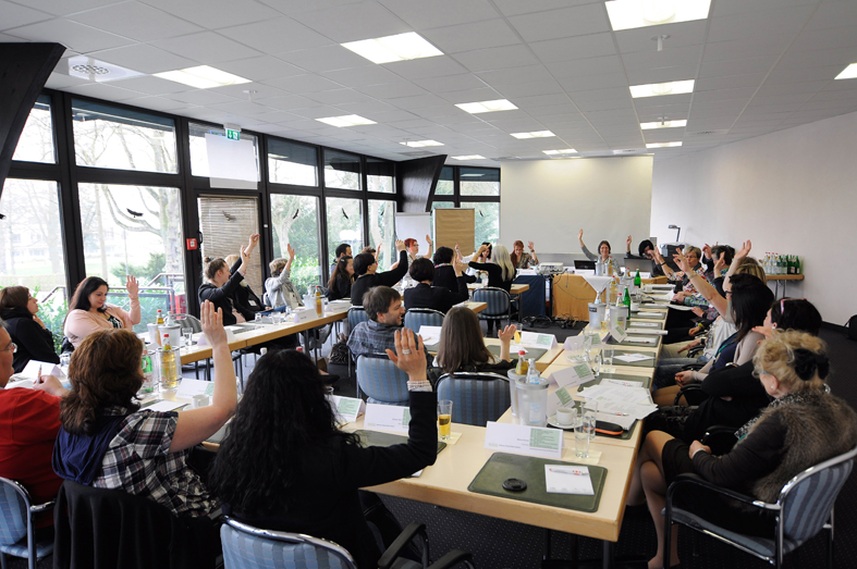 Interssierte Teilnehmer lauschen den Vorträgen